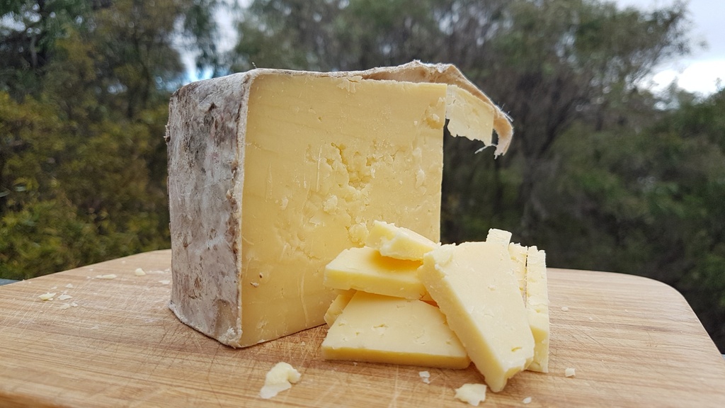 CH COW Cheddar - Ford Farm p/kg (av 2kg)