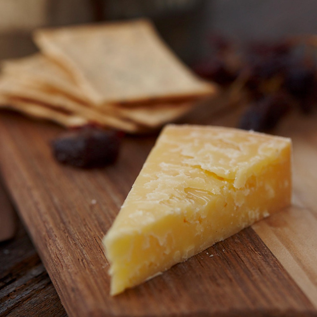 PG Traditional Cloth Bound Cheddar12M p/kg (av 2kg)